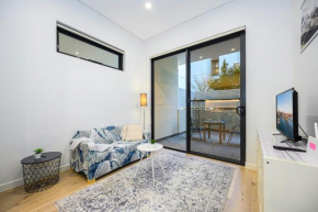 Cozy one bed room APT with car parking - 2 mins Train, Shops, Sydney